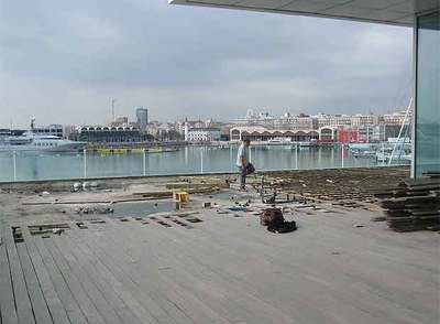 Terraza del primer piso del edificio Veles e Vents, en Valencia, con el suelo levantado por los problemas de las lluvias.