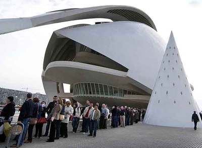 Cientos de personas guardaban cola ayer junto al Palau de les Arts para conseguir entradas para  Carmen. 