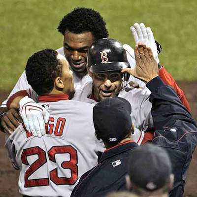 Lugo, Ortiz y Lowell festejan su título.