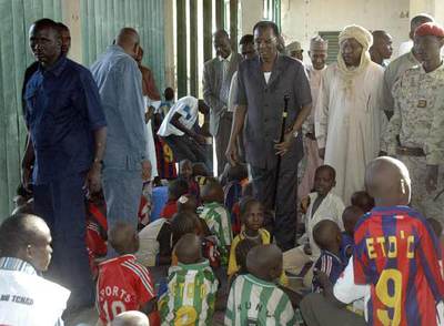 El presidente de Chad, Idriss Déby (en el centro, con bastón), durante su visita a los 103 niños.