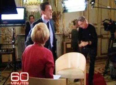 Instante en el que Sarkozy abandona la entrevista con la CBS.