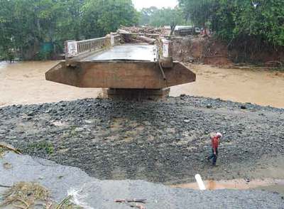 Un puente caído por la crecida de las aguas en la localidad dominicana de Piedra Blanca.