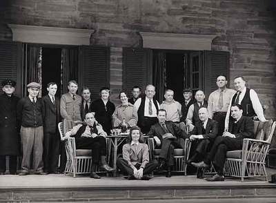 Katherine Hepburn posa con el equipo de la película  Historias de Filadelfia,  que rodó en 1940 bajo la dirección de George Cukor.