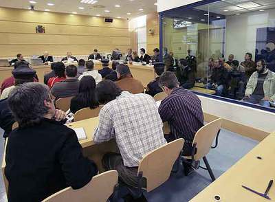 Una de las sesiones del juicio del 11-M, con el tribunal al fondo y los acusados presos en la  pecera .