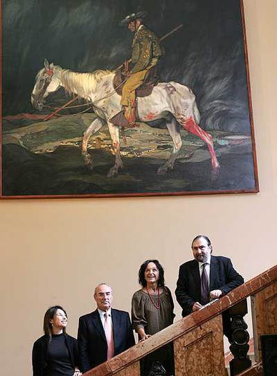 De izquierda a derecha, María José Almenar y Ángel Villanueva, de Bancaja, entidad patrocinadora del traslado a España de las obras de Zuloaga y Sorolla; Rosa Suárez Zuloaga, familiar del artista, y Javier Viar ante   La víctima de la fiesta.  