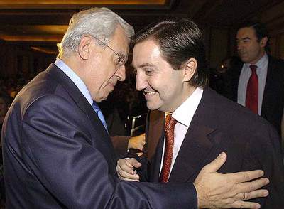 El diputado del PP Jaime Ignacio del Burgo, con el locutor de la Cope Federico Jiménez Losantos en la presentación del libro de éste  De la noche a la mañana. El milagro de la Cope.   Detrás, Pedro J. Ramírez. 