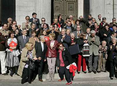 María Teresa Fernández de la Vega posa con diputados y miembros de asociaciones de Memoria Histórica en el Congreso.