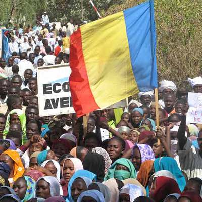 Cientos de mujeres chadianas protestan contra el tráfico de menores ayer en Abéché.