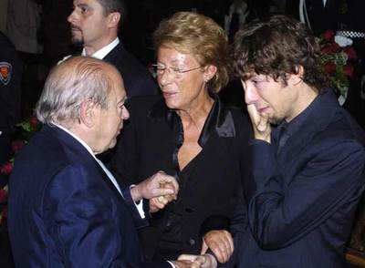 La viuda de Cuixart y su hijo Joan, ayer en el funeral, junto a Jordi Pujol.  
