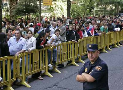 Cola de inmigrantes ante la oficina de atención a extranjeros en Madrid en junio pasado.