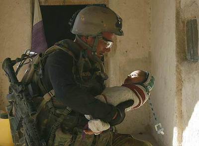 Un soldado holandés sostiene a un bebé durante una misión ayer en Baluchi, Afganistán.