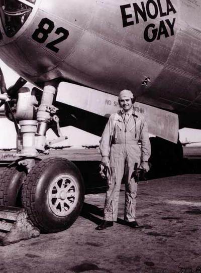 Paul Tibbets, junto al bombardero  Enola Gay,  en 1945.