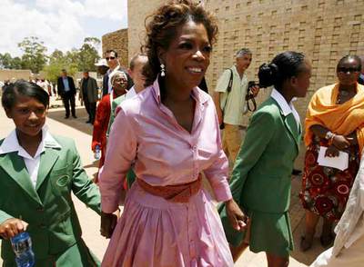 Oprah Winfrey, en una de las escuelas que promueve en Suráfrica.rnefe
