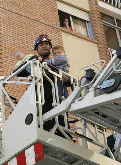 Rescatados dos bebés del incendio de un piso en Motril