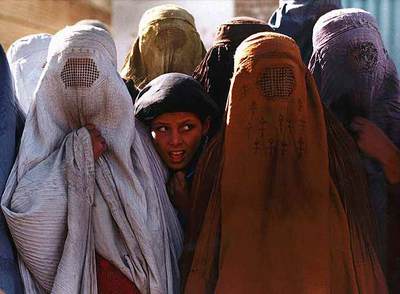 Mujeres afganas, en 1996, en una imagen mostrada en  Latidos de un mundo   convulso  y galardonada con el Premio Ortega y Gasset.