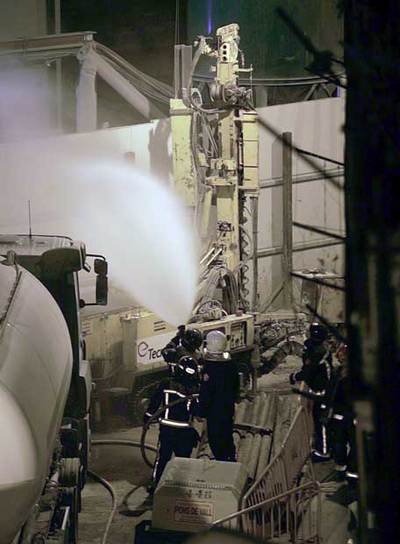 Los bomberos rocían con agua la zona afectada por el escape.