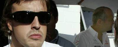 Fernando Alonso y Ron Dennis (a la derecha), en Interlagos durante el fin de semana del Gran Premio de Brasil, que privó del título mundial a McLaren Mercedes en beneficio de Ferrari.