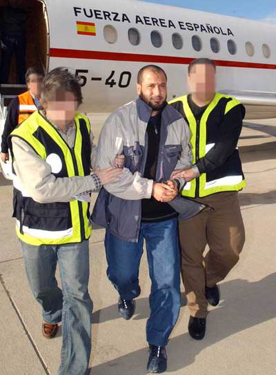 Rabei Osman,  El Egipcio,  en noviembre de 2006 en el aeropuerto de Torrejón tras ser entregado por Italia.
