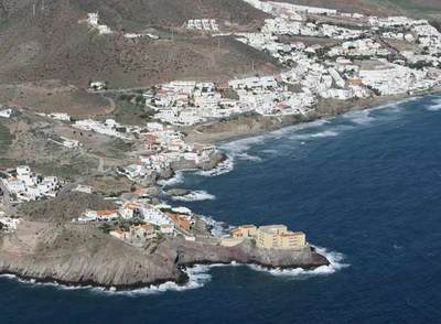 A la izquierda, el acantilado de San José, en Almería, donde el Gobierno quiere 