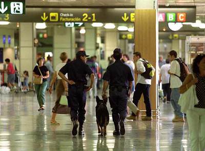 Policías nacionales patrullan el vestíbulo del aeropuerto de Barajas días después del 11-S.