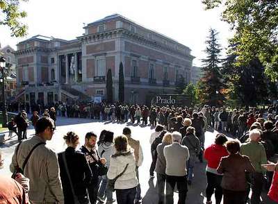 Cerco de visitantes en torno al Museo del Prado