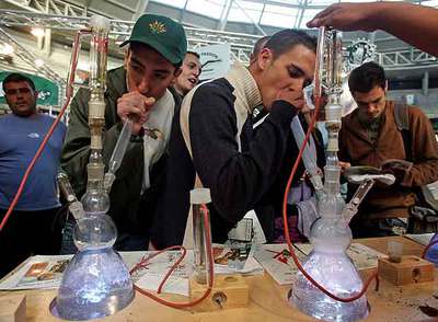 Dos jóvenes fumando en un puesto de la Feria del Cáñamo en Leganés (Madrid).