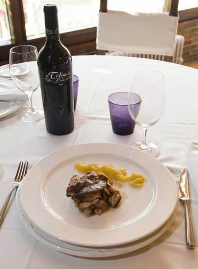 Plato de cochinillo ibérico asado con  chutney  de frutas de temporada.