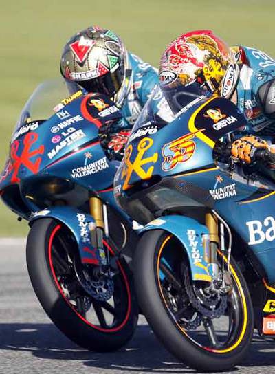 Gabor Talmacsi (a la izquierda) intenta adelantar a Héctor Faubel.