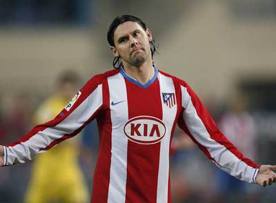 Maniche se desespera ante el desorden defensivo del Atlético.