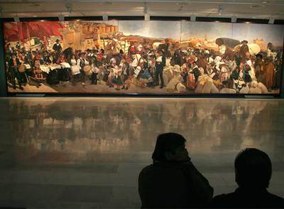 El cuadro  Castilla. La fiesta del pan,  el más grande de la muestra, en una vista de la sala de exposiciones del Centro Cultural Bancaixa.