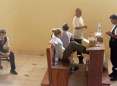 Miembros de El Arca de Zoé y, a la izquierda, Daniel González, el sobrecargo español detenido en Chad, esperan a ser interrogados ayer.