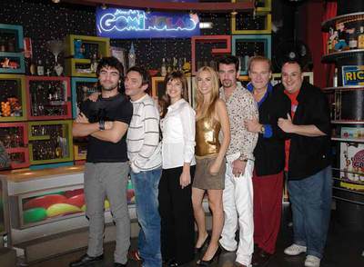 De izquierda a derecha, Gorka Lasaosa, Fernando Tejero, Mariona Ribas, Kira Miró, Arturo Valls, Lluís Homar y Fernando Albizu, los protagonistas de  Gominolas. 