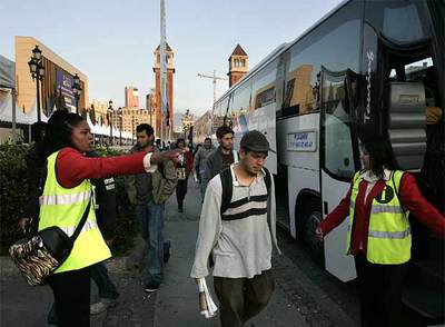Servicio de autobuses, ayer, en plaza de Espanya