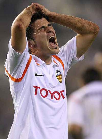 Villa se lamenta tras una ocasión fallada.