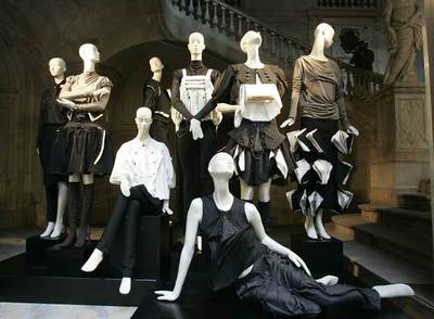 Los maniquíes vestidos por Txell Miras, única española finalista del premio Botón de Mango.