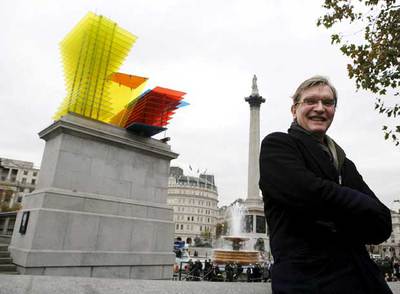Thomas Schütte, en Trafalgar Square junto a su escultura  Modelo para hotel.  