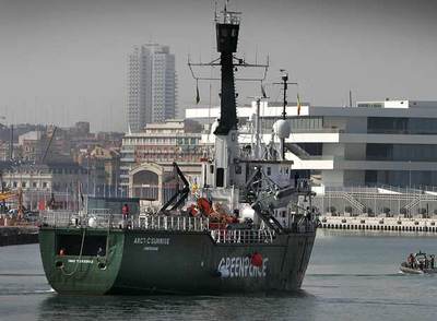 El  Arctic Sunrise,  ayer, en el canal de la Copa del América del Puerto de Valencia.