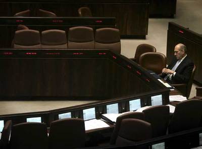 El primer ministro israelí, Ehud Olmert, asiste ayer a una sesión parlamentaria en Jerusalén.