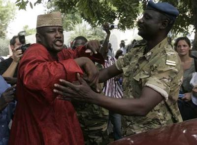 La policía reprime una protesta de chadianos, que intentan golpear el coche de un abogado francés.