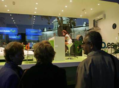Una habitación de cristal con vistas a la Puerta de Alcalá