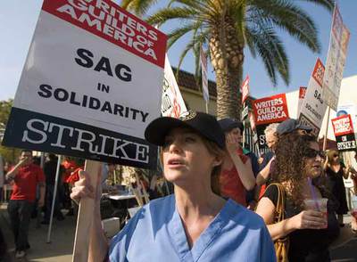 Ellem Pompeo, actriz de la serie Anatomía de Grey, se manifiesta en las calles de Los Ángeles.