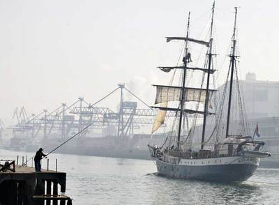 El 'Atlantis' devuelve el rumor de las velas a la ría de Bilbao