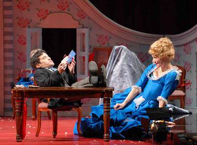 Representación de  DollHouse  ( Casa de muñecas ).