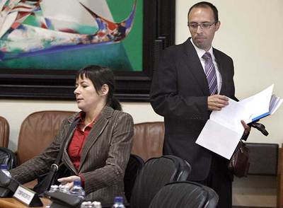 Ana Pontón, presidenta de la comisión que investiga las obras del Gaiás, y Carlos Amoedo,  número dos  de Cultura, ayer en el Parlamento.