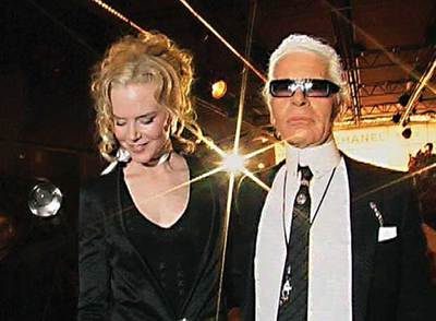 El diseñador alemán, con Nicole Kidman en una imagen de  Lagerfeld confidentiel. 