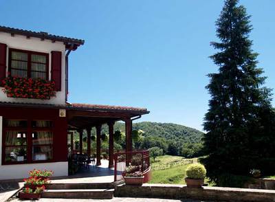 Paisaje y naturaleza en estado puro, desde una terraza de la Venta de Ulzama.