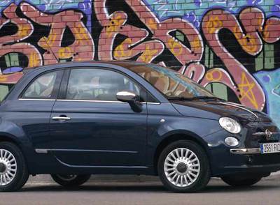 El Fiat 500 es la evolución del Cinquecento de los sesenta, y explota su carisma combinando soluciones actuales y detalles  retro  para crear un nuevo icono urbano. Tiene todo para ser el próximo objeto de deseo.