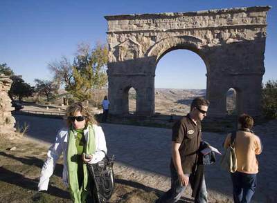 Arco romano de Medinaceli, el único de triple arquería en España. De aquí se cree que salió el espectacular cortejo de acompañamiento de Jimena y las hijas del Cid.