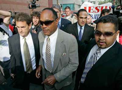 O. J. Simpson (centro), el pasado jueves, a su llegada al juzgado.