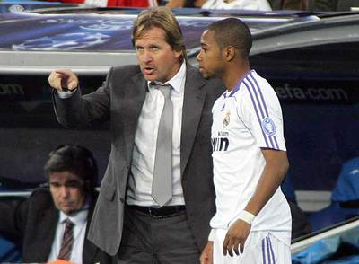 Schuster da instrucciones a Robinho durante un partido.